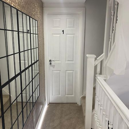 Air Conditioned Modern Double Bed Room With Private Attached Bathroom - Free Parking - Near London Heathrow Airport & Southall Broadway Dış mekan fotoğraf