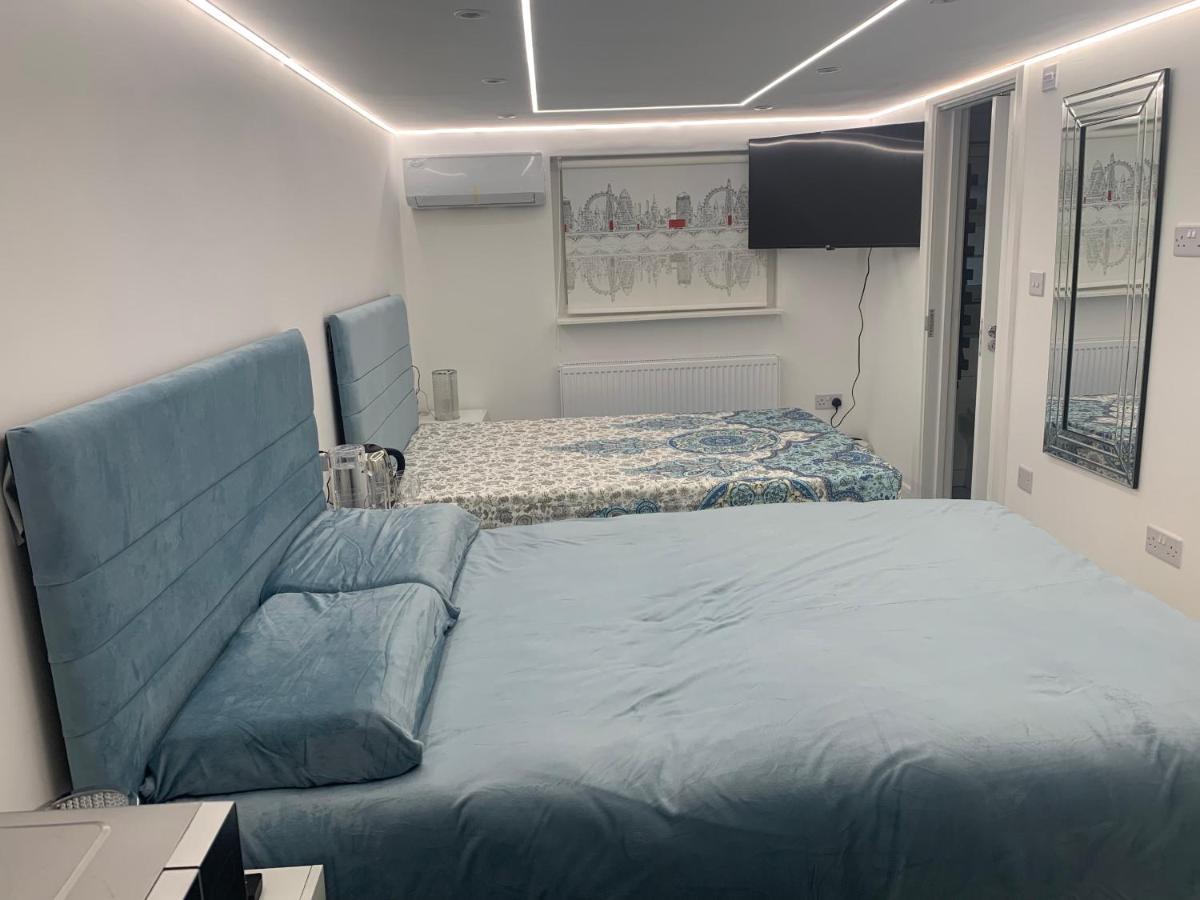 Air Conditioned Modern Double Bed Room With Private Attached Bathroom - Free Parking - Near London Heathrow Airport & Southall Broadway Dış mekan fotoğraf