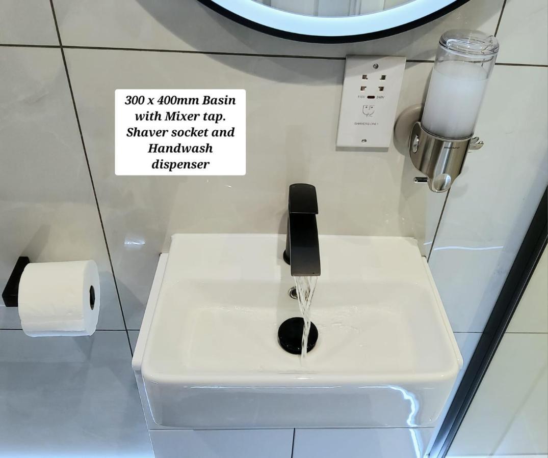 Air Conditioned Modern Double Bed Room With Private Attached Bathroom - Free Parking - Near London Heathrow Airport & Southall Broadway Dış mekan fotoğraf