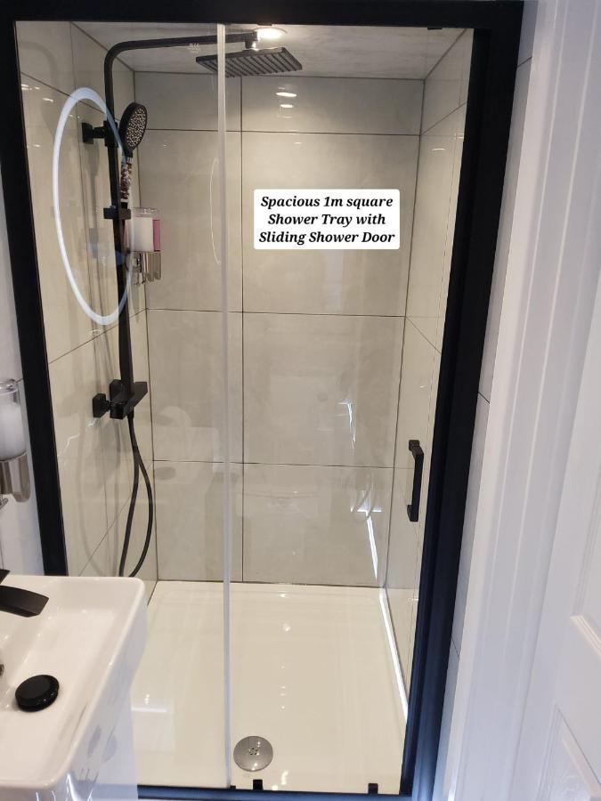 Air Conditioned Modern Double Bed Room With Private Attached Bathroom - Free Parking - Near London Heathrow Airport & Southall Broadway Dış mekan fotoğraf