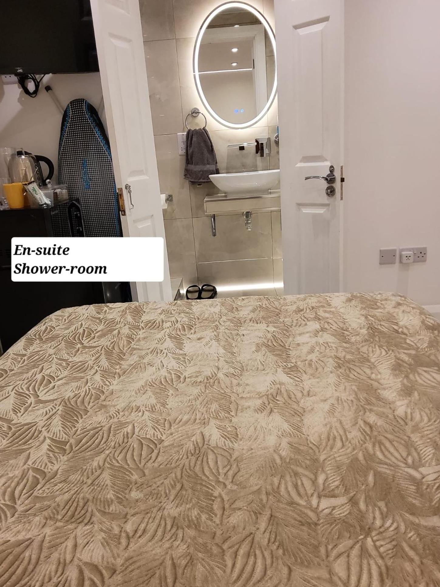 Air Conditioned Modern Double Bed Room With Private Attached Bathroom - Free Parking - Near London Heathrow Airport & Southall Broadway Dış mekan fotoğraf